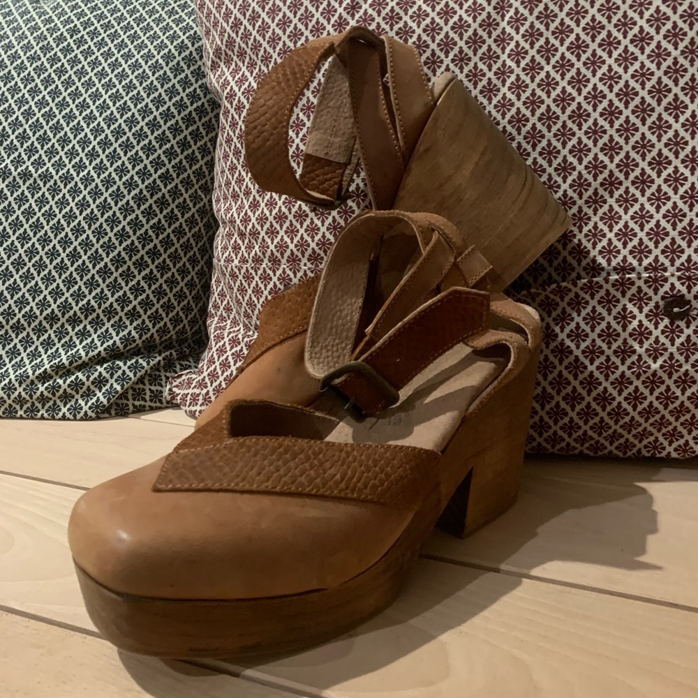 FREE PEOPLE CLOGS